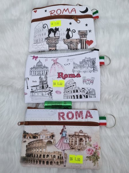 Monedero con decoración de Roma.